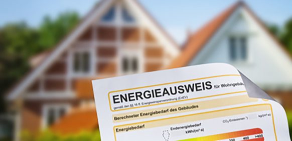 Energieausweis mit einem Einfamilienhaus im Hintergrund